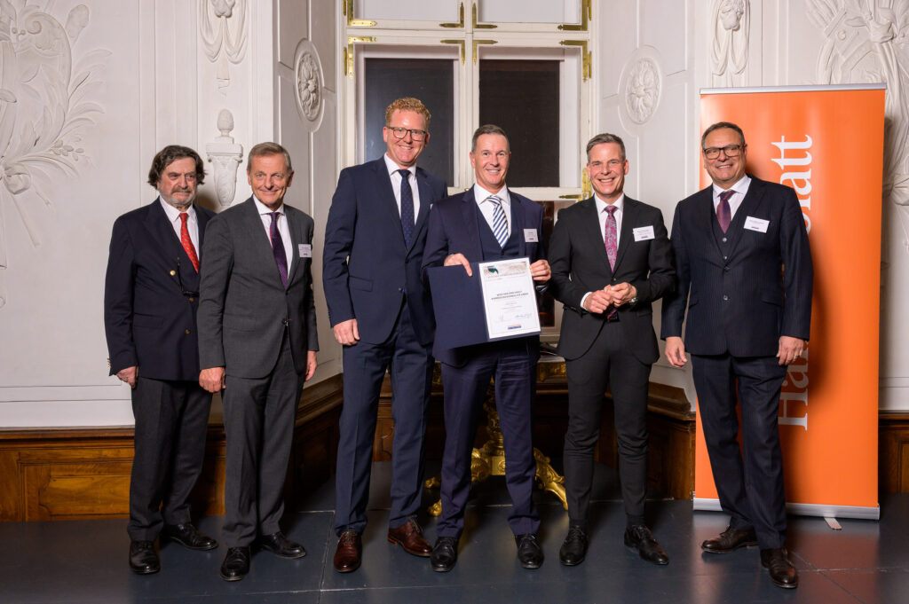 Gruppenfoto von der Preisverleihung des Elite Report an Werther und Ernst